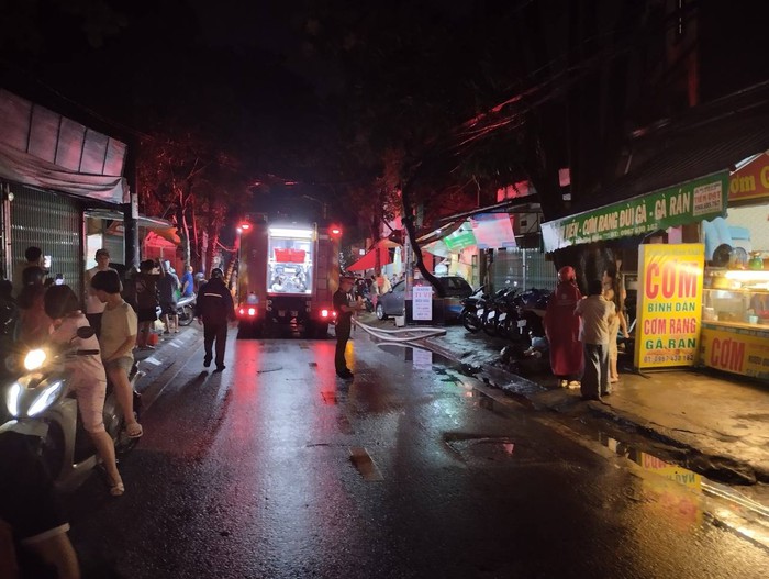 Hà Nội: Cháy lớn khu nhà xưởng làm biển quảng cáo ở phường Phú Diễn- Ảnh 4.