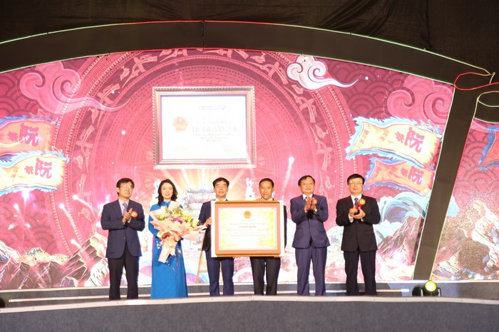 Lãnh đạo Cục Di sản văn hóa (Bộ VHTTDL) trao Quyết định công nhận Lễ hội đền Nguyễn Cảnh Hoan là Di sản văn hóa phi vật thể Quốc gia