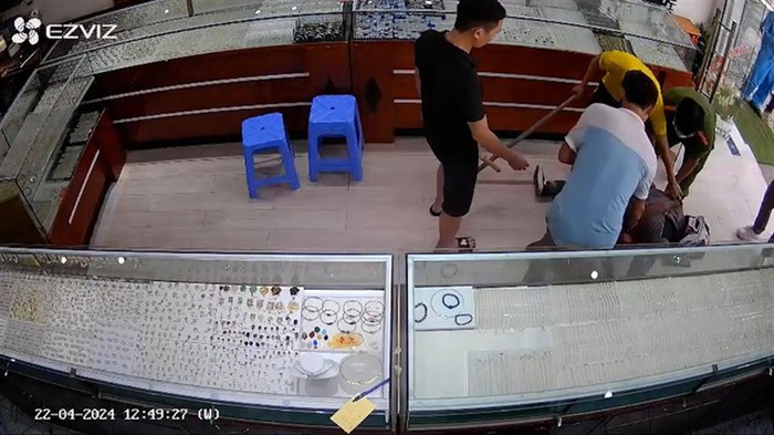 Nữ chủ tiệm vàng ở Phú Thọ kể lại giây phút đối mặt kẻ cướp cầm dùi cui điện- Ảnh 1.