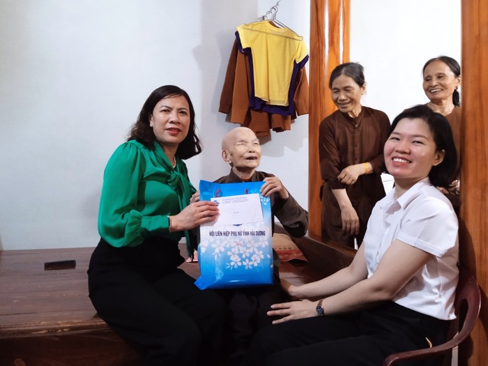 Hải Dương: Hội LHPN tặng quà nữ chiến sĩ, quân nhân tham gia chiến dịch Điện Biên phủ - Ảnh 2.