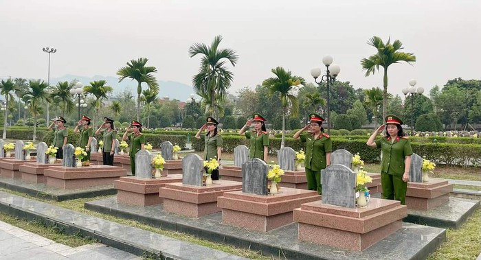 Hà Tĩnh: Cán bộ, hội viên phụ nữ về nguồn, tri ân các liệt sĩ tại Điện Biên - Ảnh 2.
