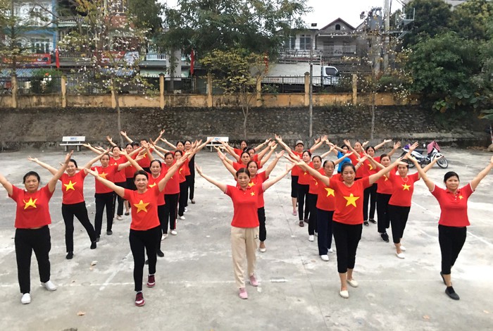 200 hội viên phụ nữ đồng diễn dân vũ mừng kỷ niệm Chiến thắng Điện Biên Phủ tại đèo Lũng Lô- Ảnh 1.
