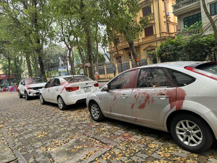 Điều tra vụ hàng loạt xe ô tô bị tạt sơn đỏ ở Hà Nội- Ảnh 1.