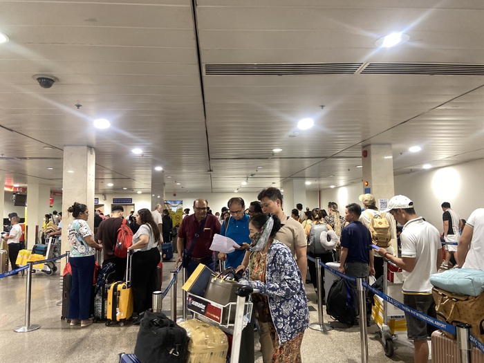 Sân bay Tân Sơn Nhất lúc này: Nhiều người đã vác vali về quê, đi du lịch dịp lễ 30/4- Ảnh 7.
