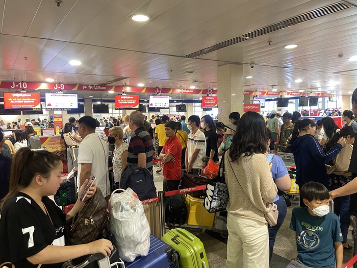 Sân bay Tân Sơn Nhất lúc này: Nhiều người đã vác vali về quê, đi du lịch dịp lễ 30/4- Ảnh 5.
