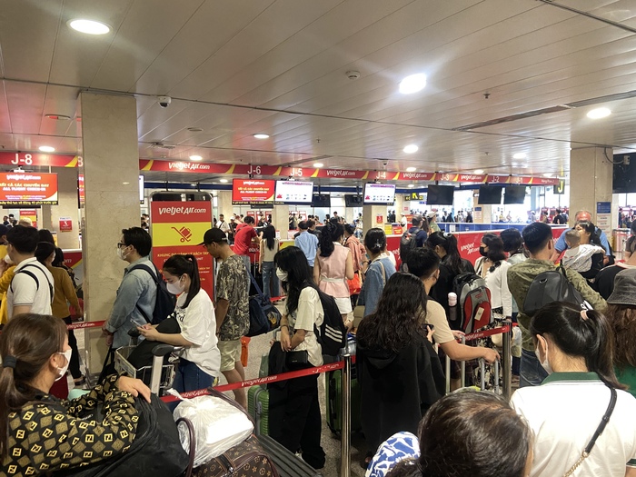 Sân bay Tân Sơn Nhất lúc này: Nhiều người đã vác vali về quê, đi du lịch dịp lễ 30/4- Ảnh 1.