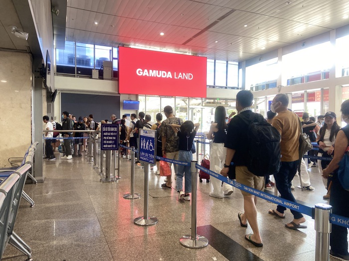 Sân bay Tân Sơn Nhất lúc này: Nhiều người đã vác vali về quê, đi du lịch dịp lễ 30/4- Ảnh 6.