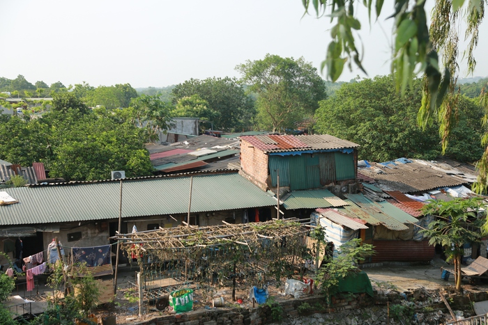 Người dân khu trọ "ổ chuột" chật vật chống chọi nắng nóng 40 độ C ở Hà Nội- Ảnh 1.