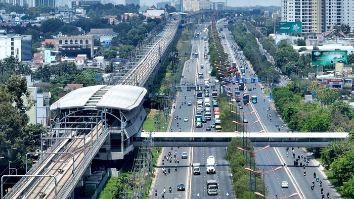 Hoàn thành 2 cầu đi bộ kết nối Metro số 1, công nhân tăng tốc thi công xuyên Lễ 7 cầu còn lại - Ảnh 2.