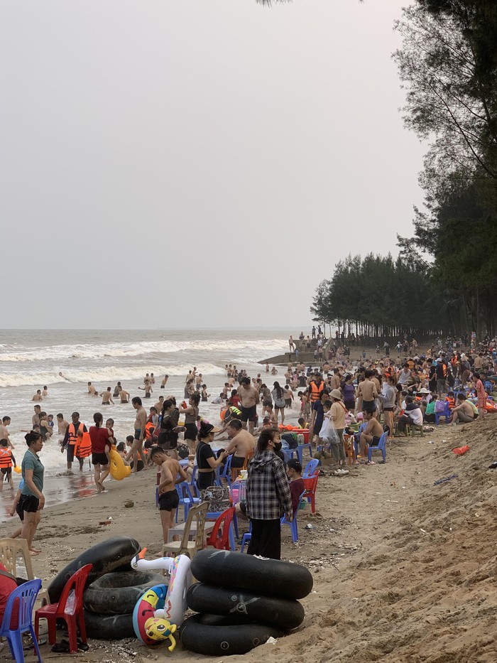 Bãi biển Hải Tiến đón lượng khách đông nhất từ trước tới nay trong kỳ nghỉ lễ 30/4-1/5- Ảnh 4.