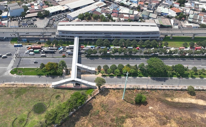 Hoàn thành 2 cầu đi bộ kết nối Metro số 1, công nhân tăng tốc thi công xuyên Lễ 7 cầu còn lại - Ảnh 1.