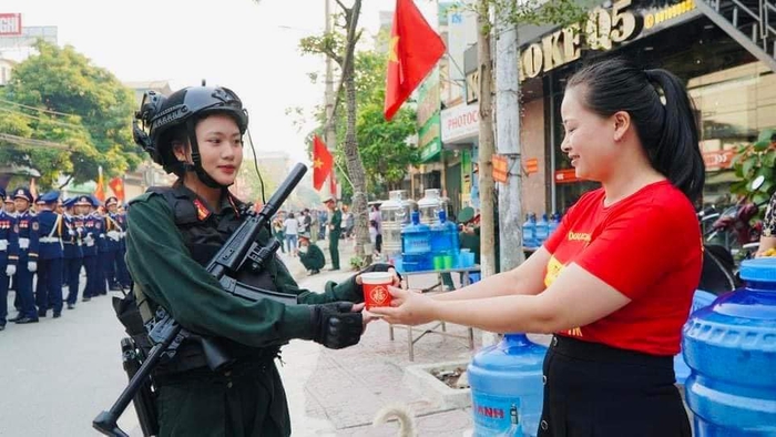 Phụ nữ, trẻ em tiếp nước, trái cây cho cán bộ, chiến sĩ tham gia tập luyện diễu binh ở thành phố Điện Biên Phủ- Ảnh 1.