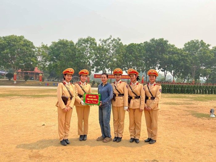 Phụ nữ, trẻ em tiếp nước, trái cây cho cán bộ, chiến sĩ tham gia tập luyện diễu binh ở thành phố Điện Biên Phủ- Ảnh 5.