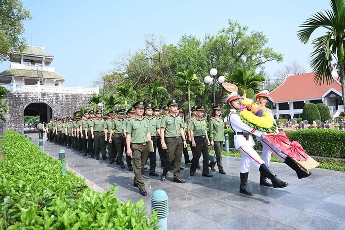Phụ nữ Bộ Tư lệnh Cảnh vệ trao tặng những phần quà đặc biệt cho trẻ em tỉnh Điện Biên - Ảnh 2.