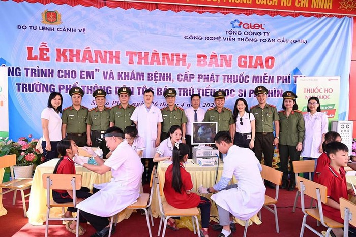 Phụ nữ Bộ Tư lệnh Cảnh vệ trao tặng những phần quà đặc biệt cho trẻ em tỉnh Điện Biên - Ảnh 1.