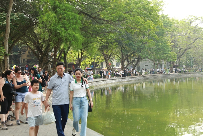 Hà Nội: Người dân "đổ xô" lên phố đi bộ Hồ Gươm trong buổi sáng 30/4- Ảnh 11.