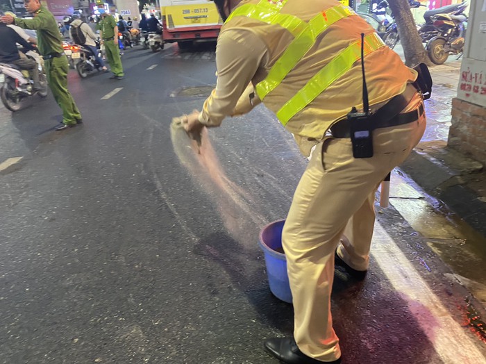 Hà Nội: Xe bus gặp sự cố chảy dầu khiến hàng loạt xe trơn trượt trên đường Cầu Giấy - Ảnh 2.