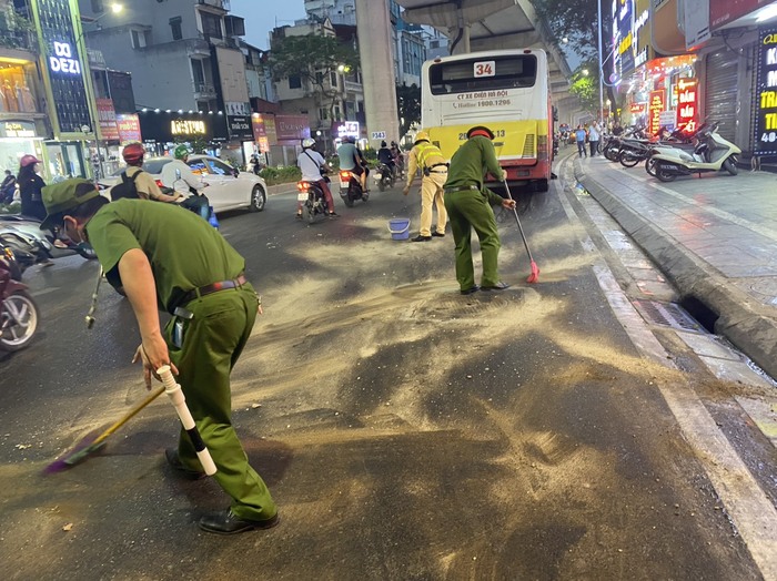 Hà Nội: Xe bus gặp sự cố chảy dầu khiến hàng loạt xe trơn trượt trên đường Cầu Giấy - Ảnh 4.