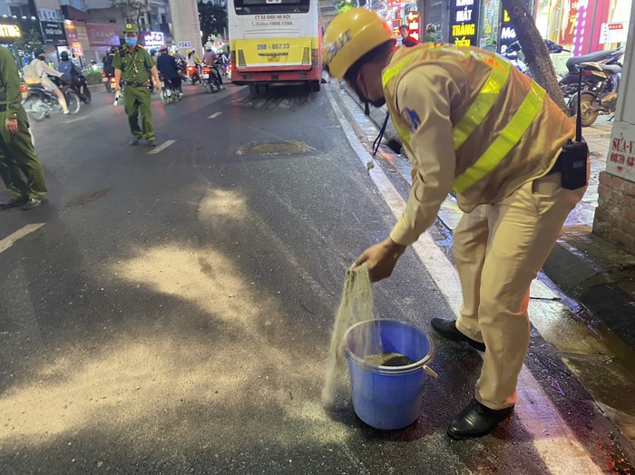 Hà Nội: Xe bus gặp sự cố chảy dầu khiến hàng loạt xe trơn trượt trên đường Cầu Giấy - Ảnh 1.