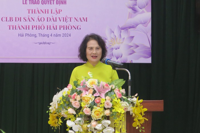 Bà Nguyễn Thị Thanh Tâm, Chủ nhiệm CLB Di sản áo dài Việt  Nam phát biểu tại buổi lễ