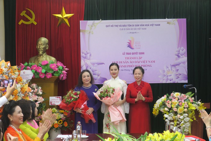 Bà Vũ Thị Kim Liên - Chủ tịch Hội LHPN TP Hải Phòng tặng hoa các Đại sứ Lễ hội Áo dài Hải Phòng 2024