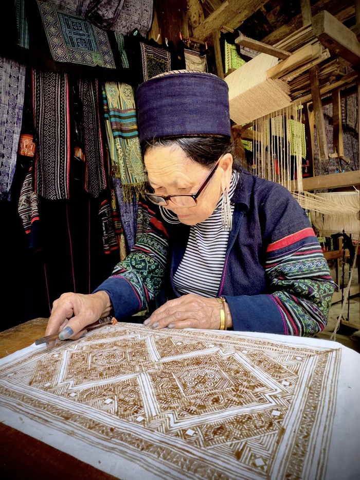 Lào Cai: Nhiều phụ nữ người Mông gặp khó khăn vì bị “quên” con chữ - Ảnh 1.