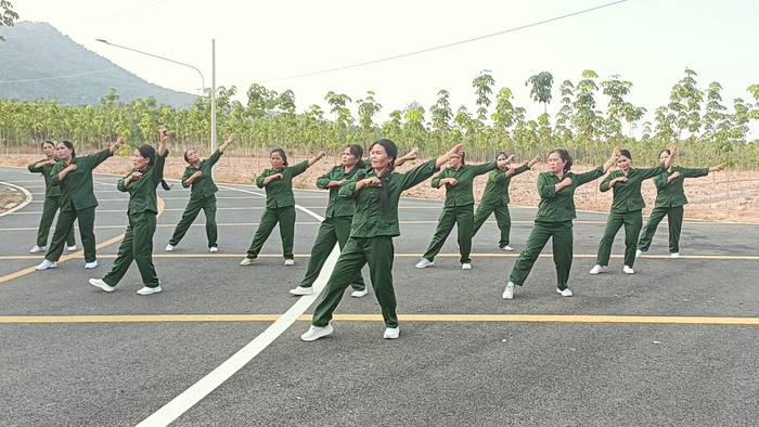 Bình Dương: Hội viên, phụ nữ tích cực luyện tập bài dân vũ chào mừng 70 năm chiến thắng Điện Biên Phủ- Ảnh 1.