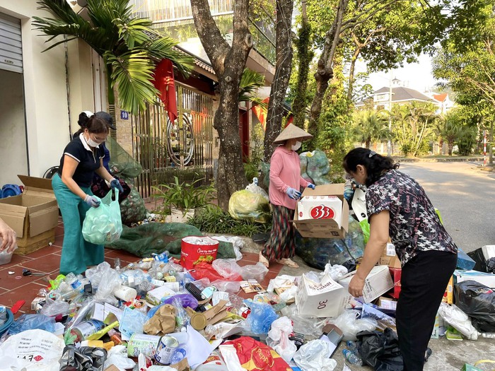 Nhân rộng mô hình "Chi hội phụ nữ thu gom rác thải tái chế" giúp phụ nữ nghèo ở Thành phố Hoà Bình- Ảnh 1.