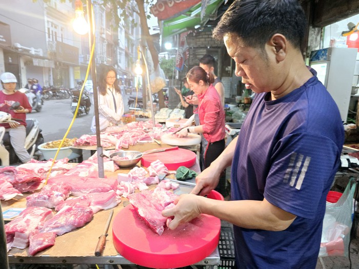 Giá thịt lợn ở chợ dân sinh rục rịch tăng- Ảnh 1.
