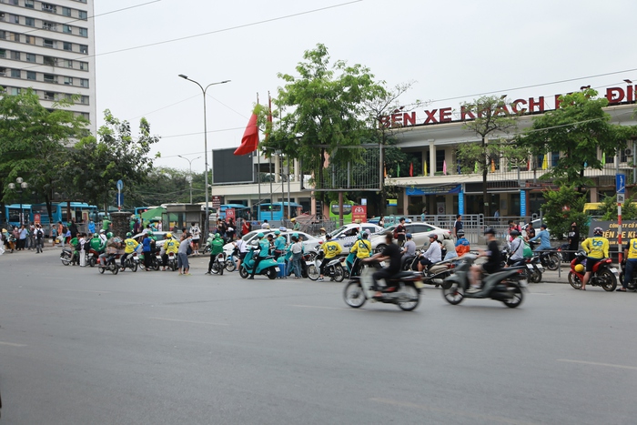 Kết thúc 5 ngày nghỉ lễ, người dân ùn ùn trở lại Thủ đô khiến giao thông ùn tắc- Ảnh 1.