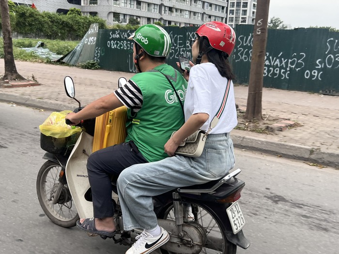 Kết thúc 5 ngày nghỉ lễ, người dân ùn ùn trở lại Thủ đô khiến giao thông ùn tắc- Ảnh 10.