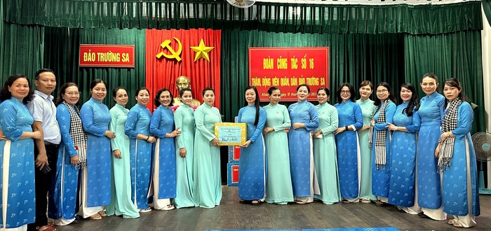 Đoàn đại biểu Hội LHPN Việt Nam thăm quân, dân huyện đảo Trường Sa và Nhà giàn DK1- Ảnh 5.