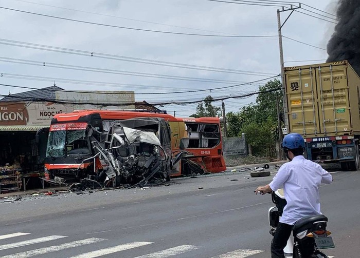 Hiện trường vụ tai nạn liên hoàn liên khiến một xe bốc cháy, nhiều người bị thương - Ảnh 5.