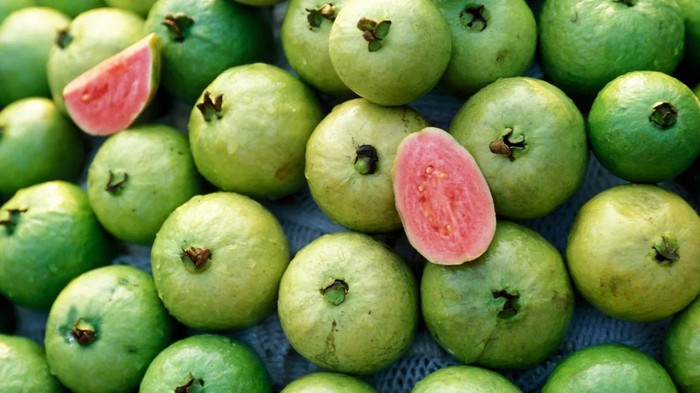 5 loại trái cây dù bổ dưỡng cũng không nên ăn quá nhiều vì có thể gây tắc ruột, có loại bày bán quanh năm- Ảnh 2.