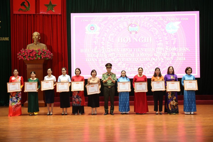 Bắc Giang: Biểu dương phụ nữ điển hình tiên tiến trong phong trào Toàn dân bảo vệ an ninh Tổ quốc - Ảnh 1.