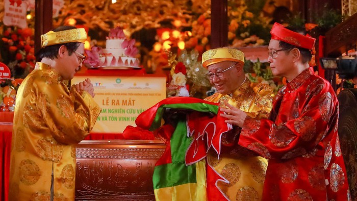 GS.TS Hoàng Chí Bảo và nhà nghiên cứu y học phương Đông Nguyễn Thái Hà trao cờ ủy nhiệm TS. Tô Hoài Nam gửi tới Trường Sa