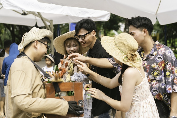 Nắng nóng hơn 40 độ C, hàng ngàn du khách vẫn đổ về Sa Pa, Hạ Long, Sầm Sơn trong ngày đầu nghỉ lễ- Ảnh 3.