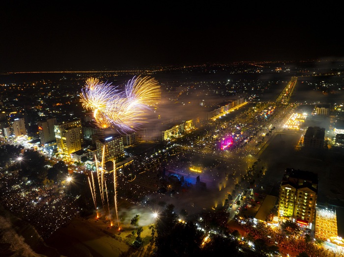 Pháo hoa thắp sáng Quảng trường biển Sầm Sơn thu hút hàng trăm ngàn du khách chen chân thưởng thức- Ảnh 1.