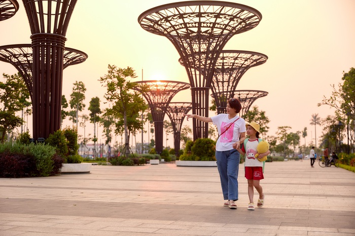 Pháo hoa thắp sáng Quảng trường biển Sầm Sơn thu hút hàng trăm ngàn du khách chen chân thưởng thức- Ảnh 4.