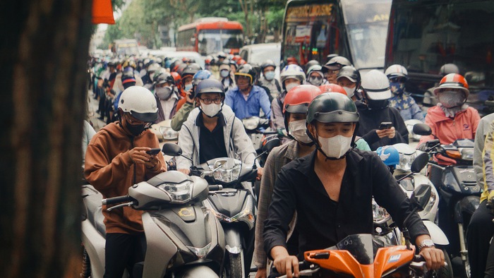 Nhiều tuyến đường ở TPHCM ùn tắc đến tận trưa trong ngày đầu đi làm sau kỳ nghỉ lễ- Ảnh 14.