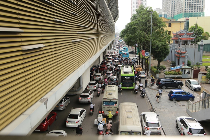 Đường phố Hà Nội kẹt cứng ngày đầu người dân đi làm sau nghỉ lễ 30/4 - 01/5- Ảnh 9.