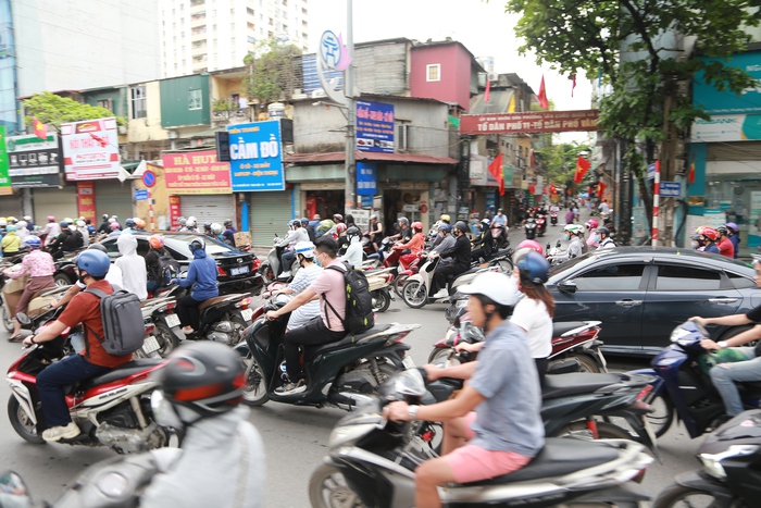 Đường phố Hà Nội kẹt cứng ngày đầu người dân đi làm sau nghỉ lễ 30/4 - 01/5- Ảnh 8.