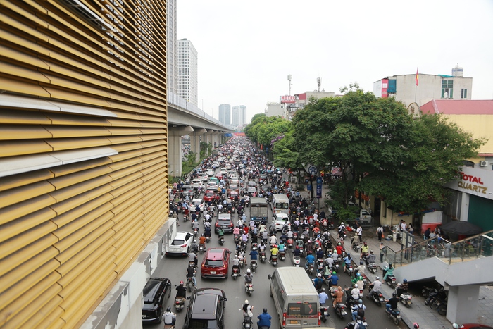 Đường phố Hà Nội kẹt cứng ngày đầu người dân đi làm sau nghỉ lễ 30/4 - 01/5- Ảnh 1.