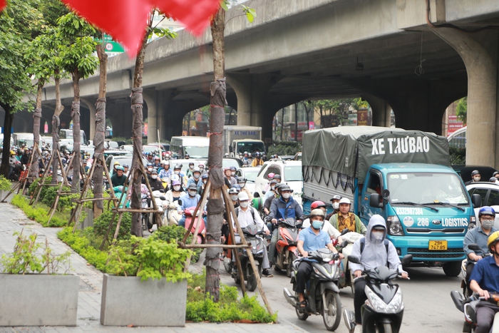 Đường phố Hà Nội kẹt cứng ngày đầu người dân đi làm sau nghỉ lễ 30/4 - 01/5- Ảnh 6.