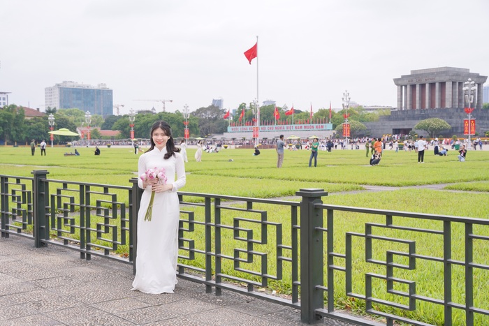 Nữ "bác sĩ nội trú" diện áo dài duyên dáng tại những địa danh nổi tiếng của Hà Nội- Ảnh 7.