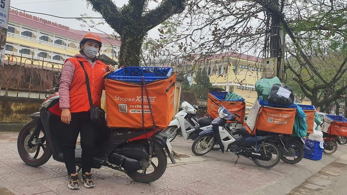 Nữ shipper vùng cao Tây Bắc: Leo núi, lội suối giao hàng- Ảnh 1.