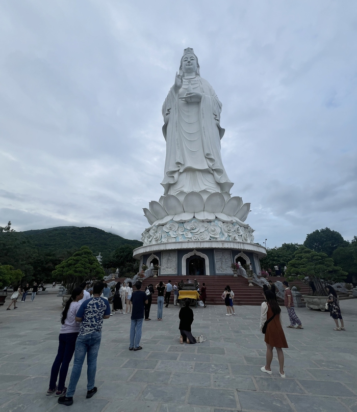 Đà Nẵng: Người dân xếp hàng thực hiện nghi lễ tắm Phật tại chùa Linh Ứng- Ảnh 2.