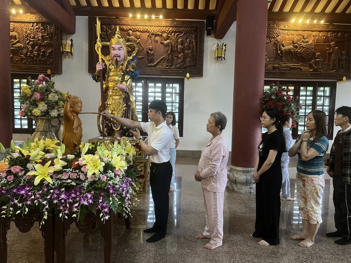 Đà Nẵng: Người dân xếp hàng thực hiện nghi lễ tắm Phật tại chùa Linh Ứng- Ảnh 7.