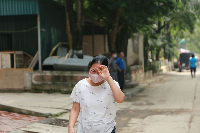 Người thân đau đớn, bật khóc khi đến nhà tang lễ nhận dạng nạn nhân vụ cháy nhà trọ: "Chị ơi, con mất rồi"- Ảnh 1.