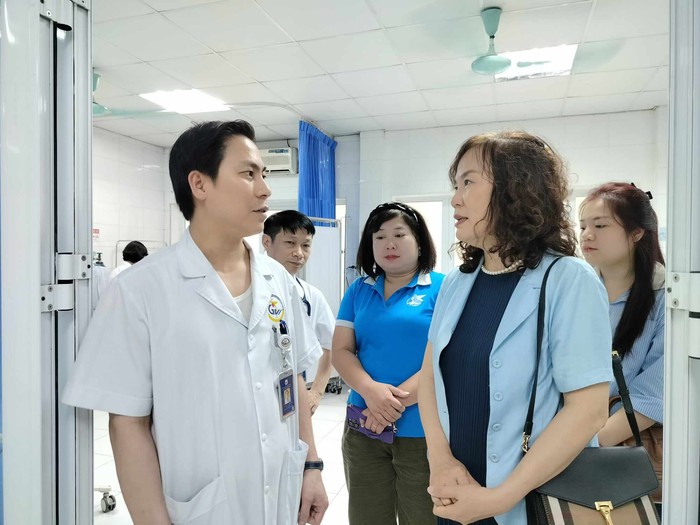 TƯ Hội LHPN Việt Nam thăm, động viên các nạn nhân vụ cháy nhà trọ đang điều trị tại bệnh viện- Ảnh 1.